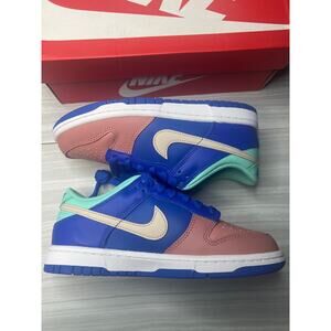 Nike Dunk Low SE (GS) Hyper Royal/ Samddrift
Size 5.5Y DZ2873 400